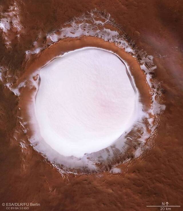 欧洲航天局公布前所未见的火星科罗廖夫陨石坑照片