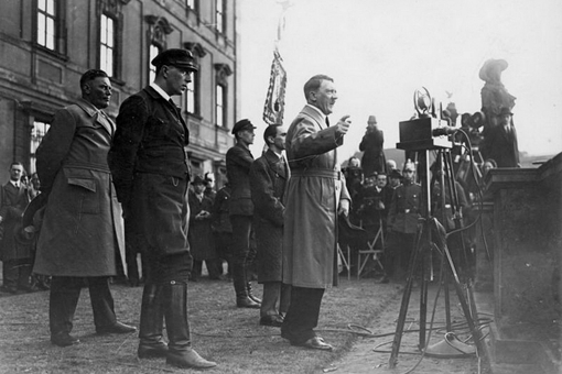 希特勒的演说为何能够征服整个德国?