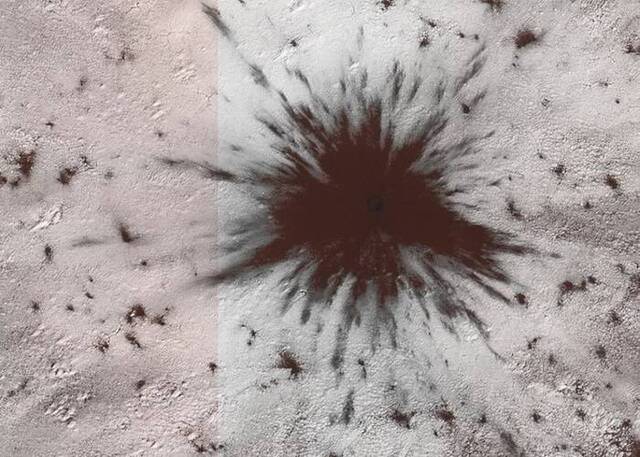 火星出现神秘巨型坑洞 专家推测可能是由陨石猛烈撞击所致