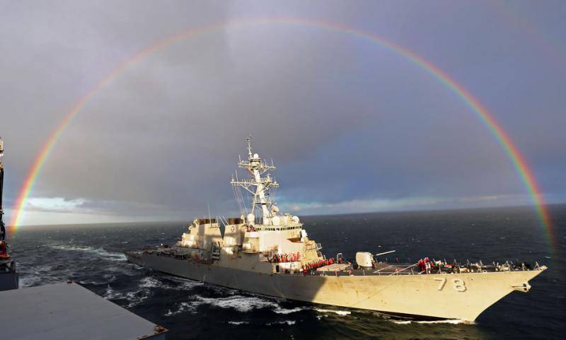 美军战舰波特号在苏格兰海域穿越彩虹拱门