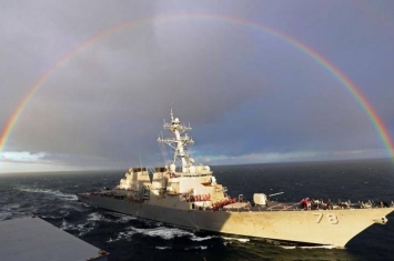 美军战舰波特号在苏格兰海域穿越彩虹拱门