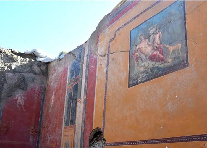 意大利庞贝古城发现一幅绘有希腊神话中爱上自己倒影的美少年纳西瑟斯的华丽壁画
