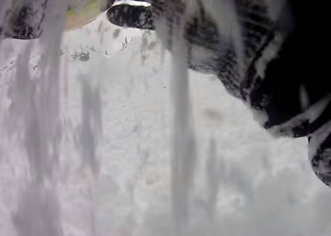 美国科罗拉多州业余滑雪手遇雪崩 惊险一刻活现镜头