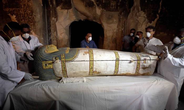 埃及城市卢克索发现葬有祭司和他妻子的木乃伊的公元前13世纪古墓