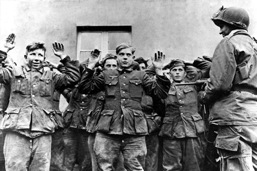 二战末期苏联与英美是怎样对待德国军民的?他们是否有克制住自己的仇恨?