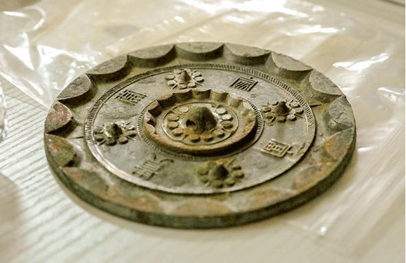 陕西考古发现精美西汉铜镜历经2000多年仍光可鉴人
