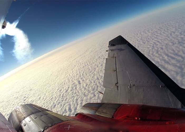 米格-29战机翱翔太空边缘