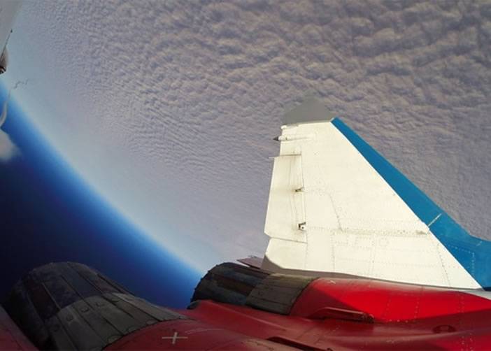 米格-29战机翱翔太空边缘