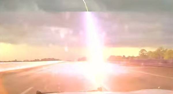 美国一辆警车的行车纪录器拍到闪电雷击地面瞬间