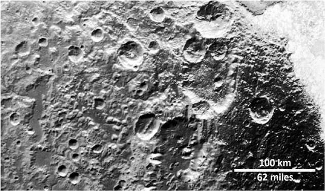冥王星和冥卫一的远古疤痕揭示柯伊伯带小型天体的缺乏