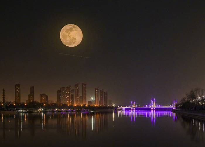 农历正月十五元宵节遇上“超级月亮” 上演“年度最大最圆”月亮