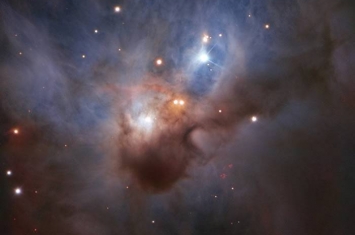 欧洲南方天文台发布猎户座里像蝙蝠形状的星云NGC 1788