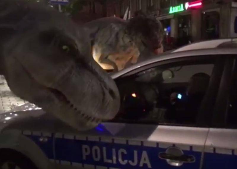 波兰恶搞演员SA Wardega新搞作：侏罗纪恐龙出动咬人