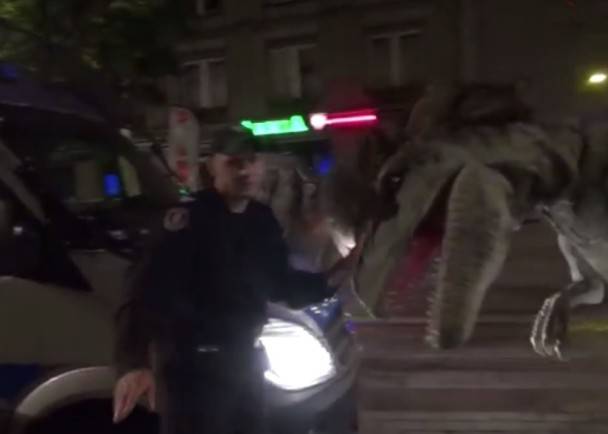 波兰恶搞演员SA Wardega新搞作：侏罗纪恐龙出动咬人