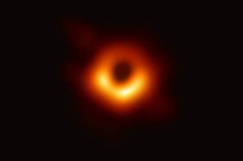 人类史上第一张黑洞照片中的黑洞命名“Powehi” 夏威夷语意指“无穷创造的深美源头”