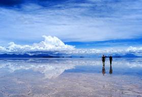世界上最大的镜子，玻利维亚天空之镜让你漫步云端之中