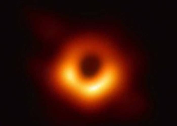 “事件视界望远镜”（EHT）公布人类天文史首张黑洞照片 位于超巨椭圆星系“M87”中心