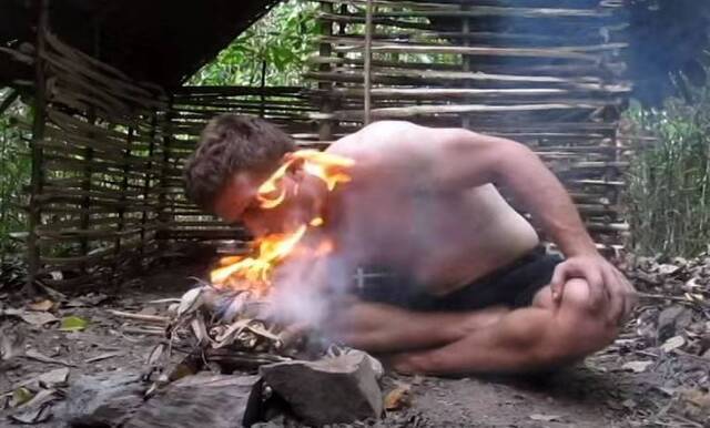 外国男子化身“原始人”在大自然中取材徒手建屋钻木取火