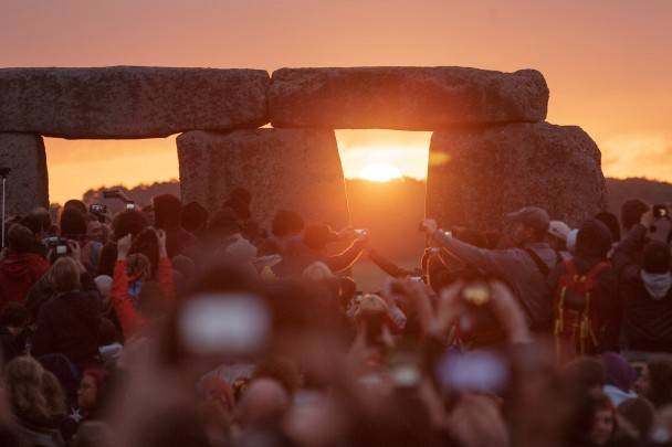 3万人涌至英国著名巨石阵赏夏至日出