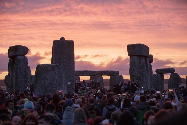 3万人涌至英国著名巨石阵赏夏至日出