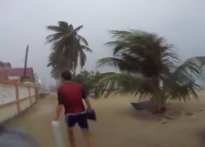 马来西亚3游客海滩怒跑避雨 拍下身后闪电劈下