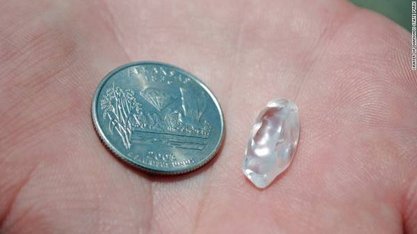 美国科罗拉多州女子在钻石坑国家公园意外找到8.25克拉超级大钻石