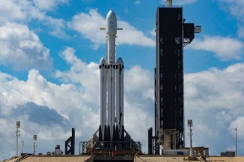 大气层出现强风 SpaceX猎鹰重型火箭延后一天发射