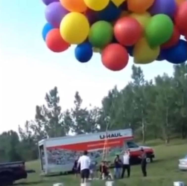 加拿大男子绑100个氦气球升空