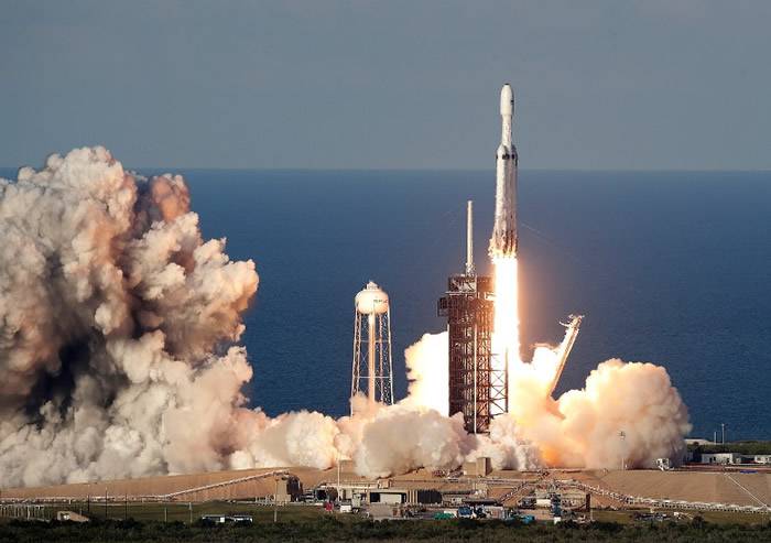 回收3个推进器 SpaceX猎鹰重型火箭首次商业发射成功