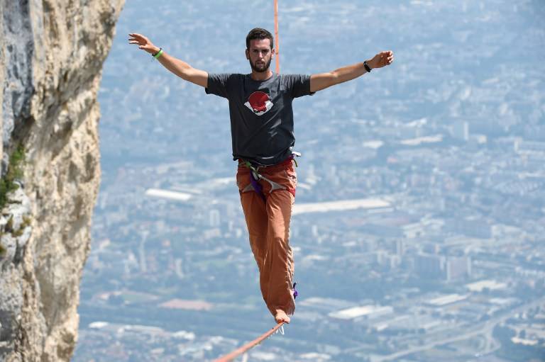 高空钢线及扁带的双料世界纪录保持者Nathan Paulin在法国悬崖走钢线玩命