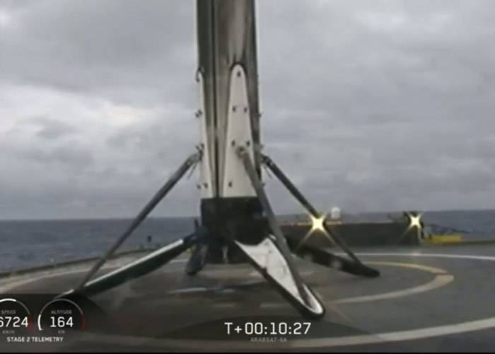 运送期间遇3米大浪 SpaceX“猎鹰重型”火箭中央推进器堕海