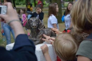塞尔维亚共和国腊肠犬为救女童勇斗獒犬牺牲 居民建雕像纪念