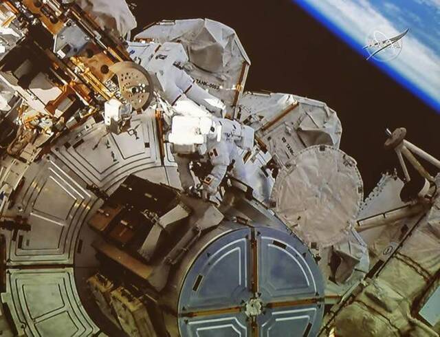 美国航天员安妮·麦克莱恩和加拿大航天员大卫·圣-雅克进入太空对国际空间站进行维护