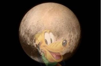 网民发挥丰富想像力把冥王星照片上的亮区画成布鲁图狗狗
