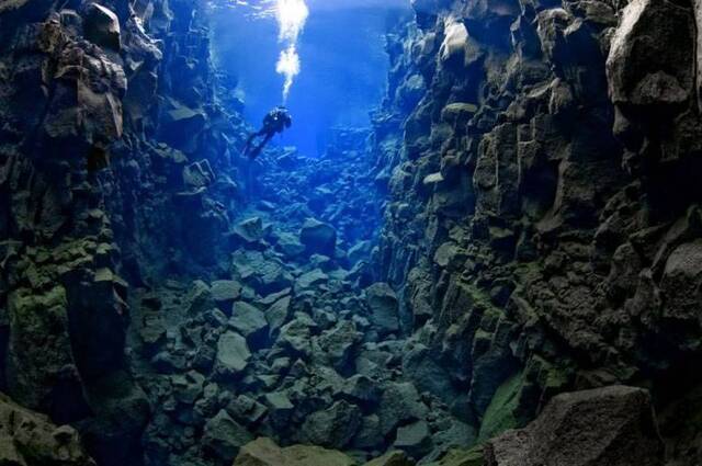 英国13岁少女拟在冰岛银湖裂谷潜水 创造历史