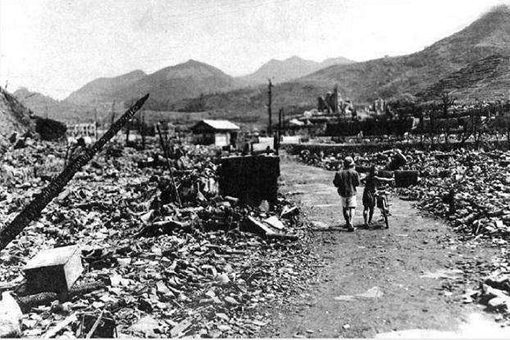 二战末期在美国封锁下的日本是怎样的?