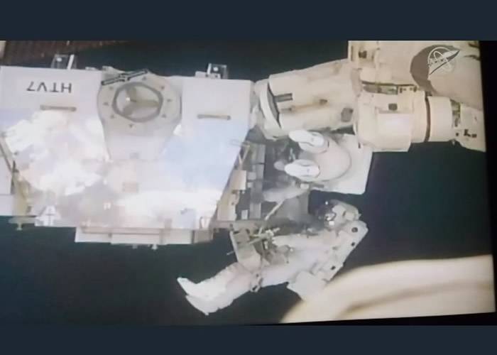NASA宇航员2019年首次太空漫步 国际空间站外换老化电池