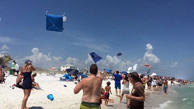 美国海军“蓝天使”飞行表演队飞机低空飞越佛罗里达海滩 将游客帐篷卷上天空