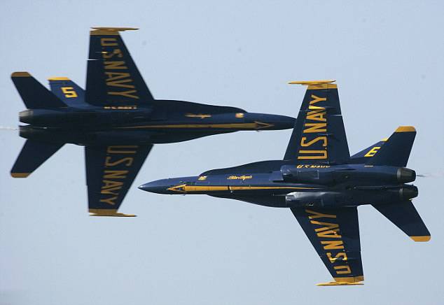 美国海军“蓝天使”飞行表演队飞机低空飞越佛罗里达海滩 将游客帐篷卷上天空