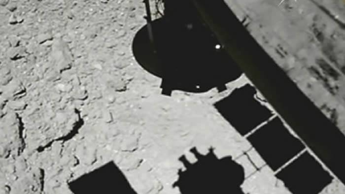 日本宇宙航空研究开发机构发布隼鸟2号在原始小行星“龙宫”上降落并接触的视频