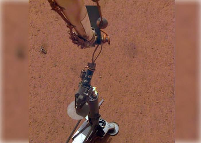 洞察号探测器钻探火星疑撞石 暂缓行动两周