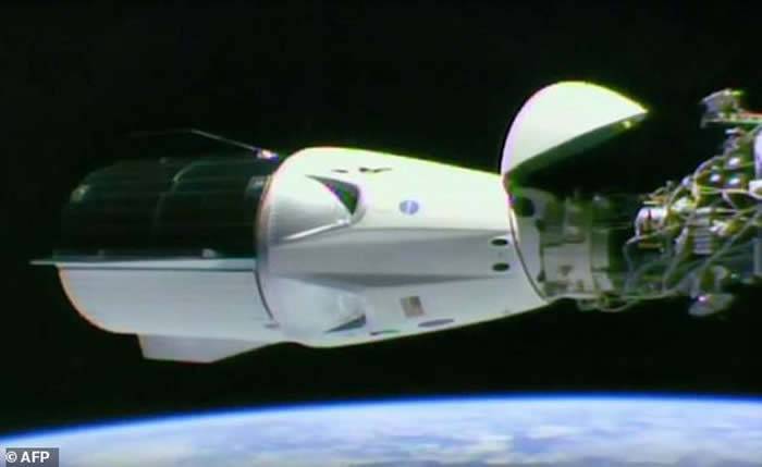 脱离国际空间站的美国最新型“龙-2”飞船已经成功在大西洋降落