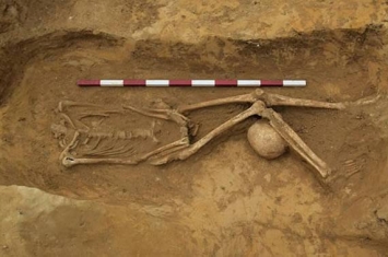 英国发现古罗马奇怪墓地 头骨置于双腿之间