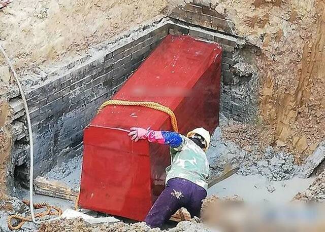 江苏常州金坛区建筑地盘发现宋代古墓 棺椁鲜红如血