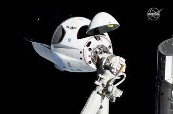 SpaceX可载人太空船Crew Dragon成功与国际空间站对接
