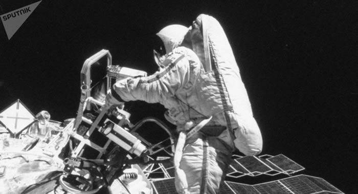 美国女性宇航员安妮·麦克莱恩和科里斯蒂娜·科赫将于本月月底完成太空行走