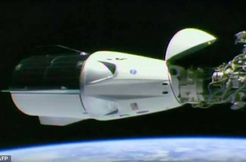 美国新型宇宙飞船“龙2”（Dragon-2）成功与国际空间站对接