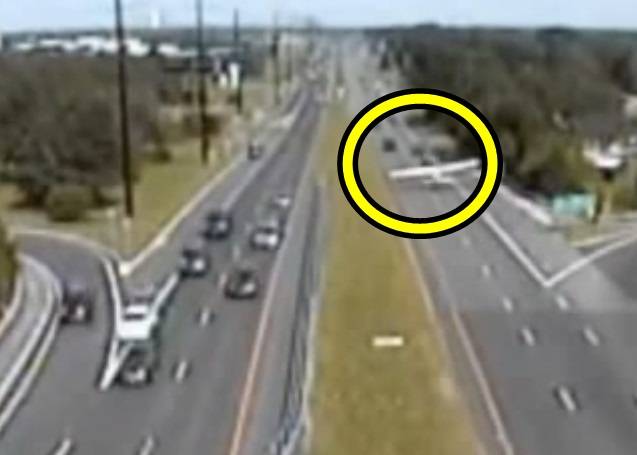 美国新泽西州小型飞机在高速公路紧急降落 险横扫路上车辆