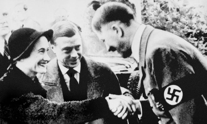英国《太阳报》刊发80年前英女王伊利沙伯二世敬纳粹礼照
