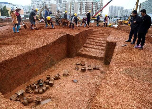广西贵港逾百座古墓葬出土 遍及西汉至明清时期